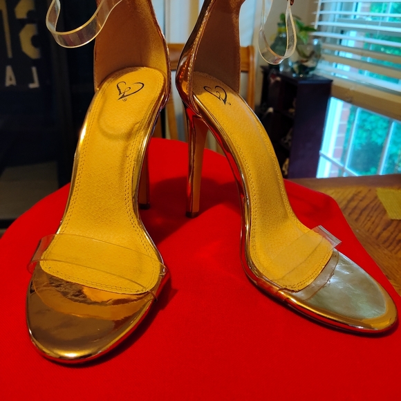 Shoea - Picture 1 of 2